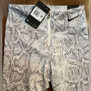 Nike Tight Fit Leggings